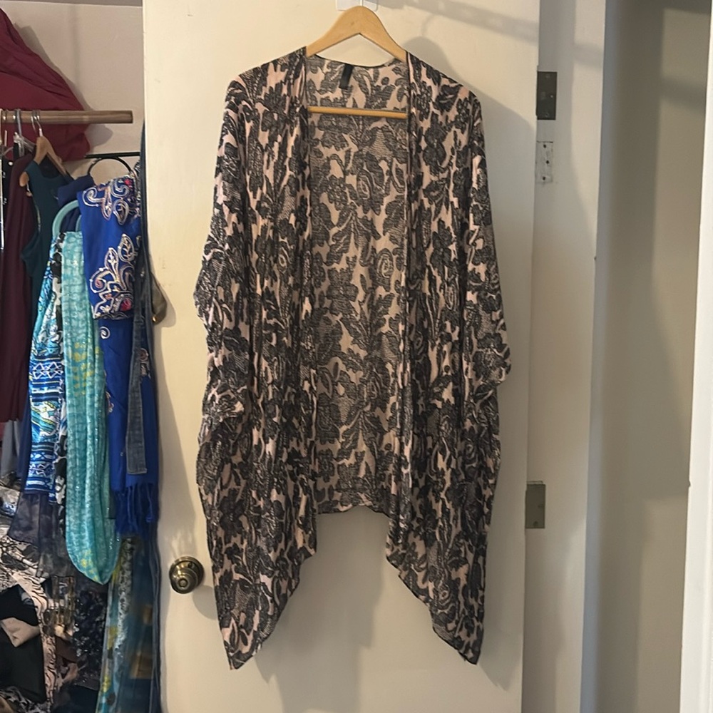Lane Bryant light weight kimono pink and black rarely worn. Beautiful! One size